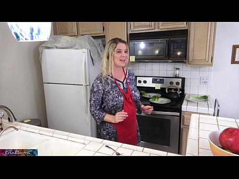❤️ Stepmom هن جي تاريخ کان اڳ باورچی خانه ۾ کيس کير پيارڻ ❤️❌  ﹏