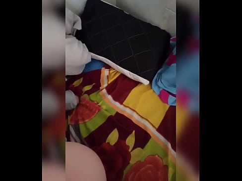 ❤️ منهنجي روم ميٽ گهر ۾ اڪيلي رهي ٿي ڇاڪاڻ ته هن جو مڙس موڪلن تي وڃي ٿو ۽ مان موقعو وٺان ٿو ته هن کي چوسان ۽ هن جي گدا کي کير سان ڀريان. ❤️❌  ﹏